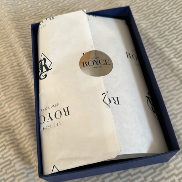 Royce New York brown leather cosmetics bag - Picture 2 of 10